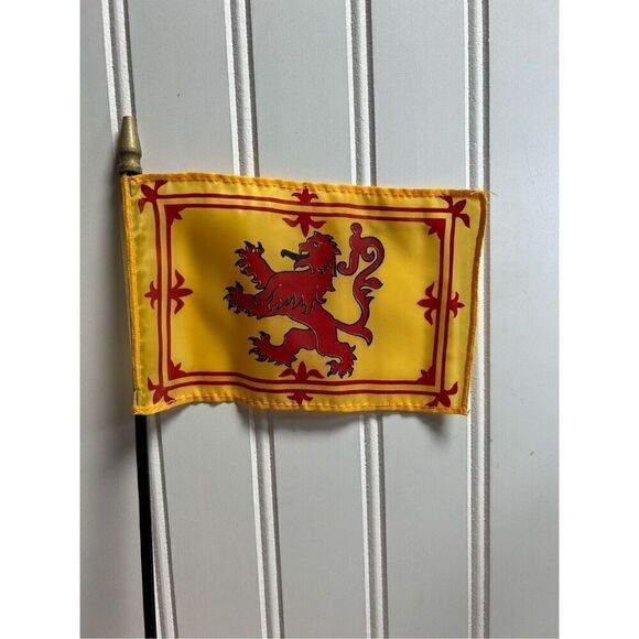 Scotland Royal Lion Rampant Vintage Desk Table Flag with Wood Base - Picture 1 of 2